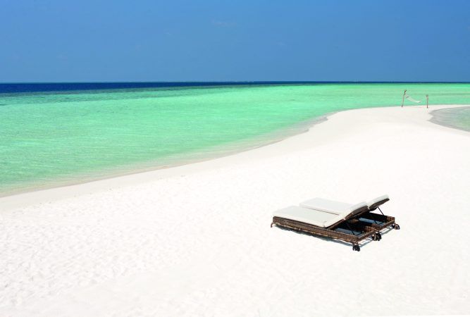 constance moofushi maldives beach