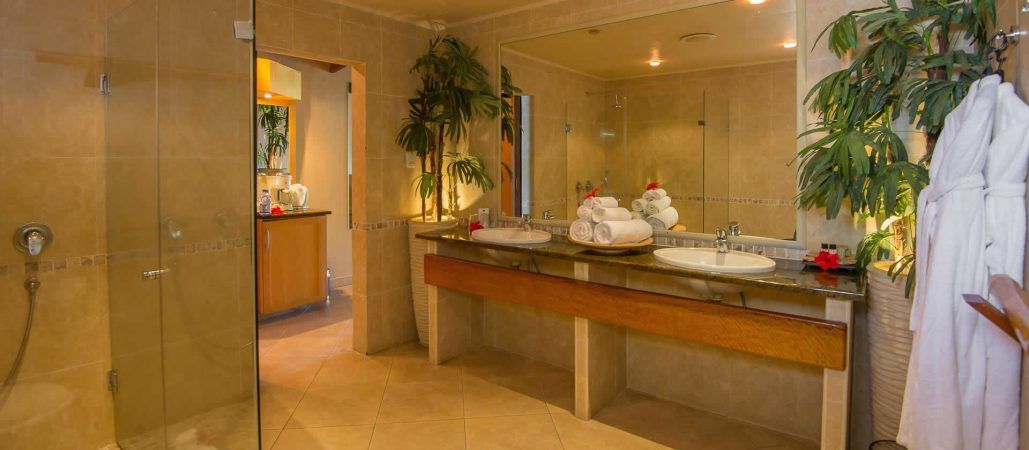 coco de mar praslin seychelles junior suite bathroom